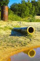 tubería de desagüe enorme en el estanque de la cantera en alemania. foto