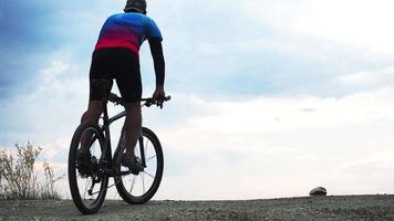 uomo Ciclismo turismo nel il sera. bicicletta esercizio concetto video