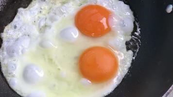Koken twee gebakken eieren dichtbij omhoog video