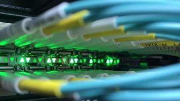 status drift av nätverk växla och fiber optisk kabel, status ljus av växla nätverk video