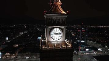 vista aérea nocturna del palacio de la cultura y la ciencia cerca de los rascacielos comerciales del centro de la ciudad. video