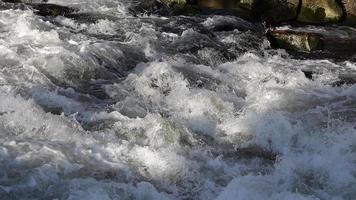 veloce fiume con onde e spruzzi nel lento movimento video