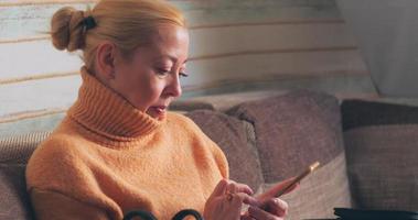 fille dans un pull orange sur le canapé video