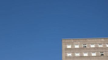 buitenkant van glas kantoor gebouw reflectie met blauw lucht en wit wolk in een stad bedrijf financiën Oppervlakte video