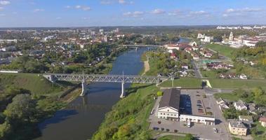 Flug und Panoramablick über die Brücke über einen breiten Fluss