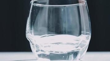 Wasser trinken. Die Hand der Frau gießt frisches, reines Wasser aus dem Krug in ein Glas. Gesundheits- und Ernährungskonzept. gesunder Lebensstil. Gesundheit und Schönheit. Hydratation. video