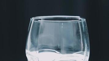 beber agua. mano de mujer vertiendo agua pura fresca de la jarra en un vaso. concepto de salud y dieta. estilo de vida saludable. salud y belleza. hidratación video