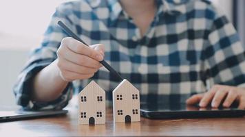 ondertekening huis verkoop en verzekering contracten met echt landgoed agenten, ondertekening contracten naar weten de voorwaarden van buying en verkoop huizen en echt landgoed, contract ondertekening ideeën. video