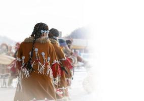 actuación de un conjunto folclórico vestido de indígenas de kamchatka. enfoque selectivo foto