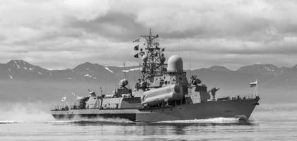 buque de guerra ruso que va a lo largo de la costa de kamchatka foto