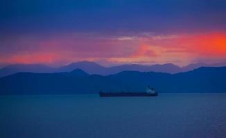 barco de transporte al atardecer en la bahía de avacha en la península de kamchatka foto