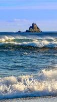 las olas en el océano pacífico en la península de kamchatka foto