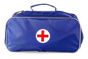 bolsa médica azul con cruz roja aislada en blanco foto