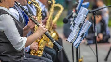 músicos tocando en ropa de abrigo en la calle. kamchatka, rusia foto