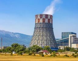 central térmica en funcionamiento con humo, bosnia y herzegovina. enfoque selectivo foto