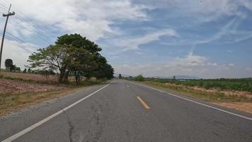 atmosfera estrada rural não. 3086 de nong prue, kanchanaburi a suphan buri na tailândia. video