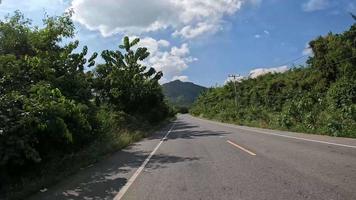 Atmosphäre Landstraße Nr. 4015 von Nong Prue, Kanchanaburi nach Suphan Buri in Thailand. video