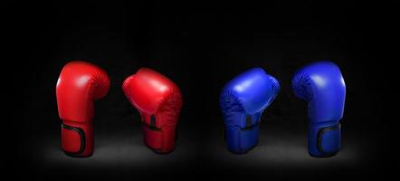 guantes de boxeo rojos azules contra fondo negro foto