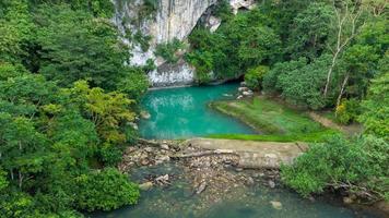 vista aérea de la atracción turística pucok krueng, el agua del lago es tosca verde foto