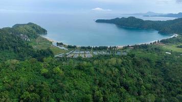 vista aérea de las colinas, el bosque tropical y la playa de lhok paroy foto