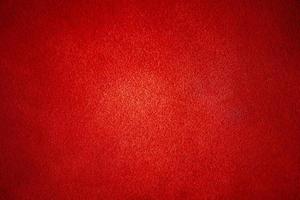 fondo rojo ante con un borde oscuro. foto macro de ante natural teñido de rojo.
