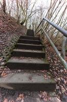 viejas escaleras en el parque en otoño foto