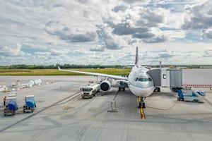 05.22.19 - budapest, hungría qatar airlines airbus a350 preparándose para el despegue, combustible y mantenimiento foto