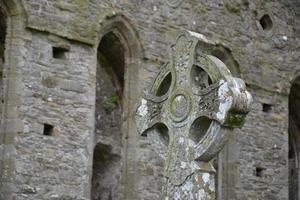 una cruz celta en la roca de cashel, un sitio histórico cerca del pueblo de cashel en el condado de tipperary en la república de irlanda. foto