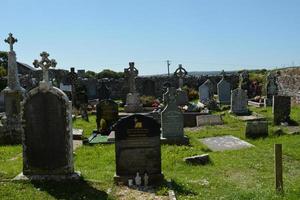antiguo cementerio cristiano en kilfenora irlanda, la ciudad de las cruces. foto