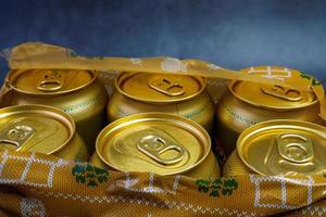imagen de la vista superior de las latas de cerveza. latas de cerveza de aluminio. latas en una envoltura de plástico. foto