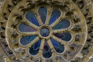 detalle de una ventana en la basílica gótica de san procopio en trebic foto