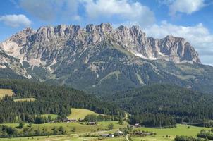 Vista desde ellmau a las montañas Kaisergebirge, Tirol, Austria foto