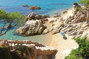 Playa idílica en la costa brava, cataluña, mar mediterráneo, españa foto