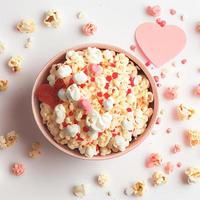 primer plano de palomitas de maíz para el fondo del día de san valentín con espacio de copia. ideas de regalos para san valentin. foto