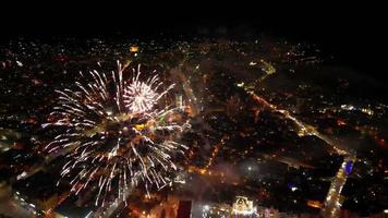 fuegos artificiales. saludo en varna, bulgaria en el año nuevo 2023. vuelo de drones sobre la ciudad con fuegos artificiales a medianoche. video