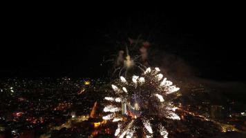 fuegos artificiales. saludo en varna, bulgaria en el año nuevo 2023. vuelo de drones sobre la ciudad con fuegos artificiales a medianoche. video