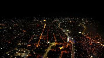 fuegos artificiales. saludo en varna, bulgaria en el año nuevo 2023. vuelo de drones sobre la ciudad con fuegos artificiales a medianoche. video