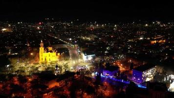 fuegos artificiales. saludo en varna, bulgaria en el año nuevo 2023. vuelo de drones sobre la ciudad con fuegos artificiales a medianoche. video