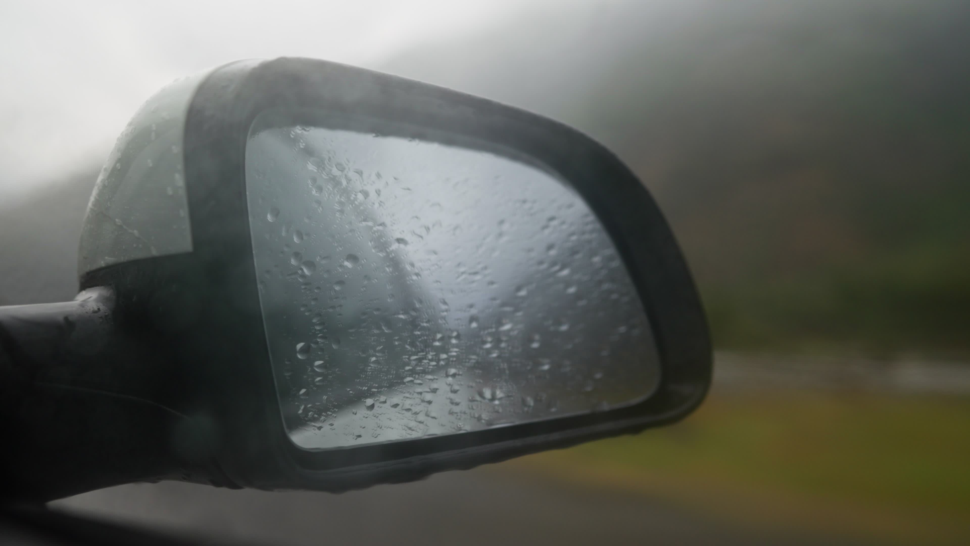 Blick Von Der Innenseite Des Fahrfahrzeugs Auf Der Autobahn Zum  Seitenspiegel Bei Regen Stock Video - Video von landschaft, horizontal:  259926101