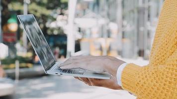 homme d'affaires mature utilisant une tablette numérique pour discuter d'informations avec un jeune collègue dans un salon d'affaires moderne video