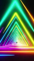 volando a través de triángulos multicolores pintados con luz. vídeo en bucle vertical video