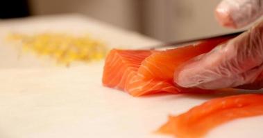 Schneiden von frischem Lachsfleisch für Sushi in Zeitlupe - Nahaufnahme video