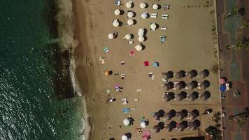 playa de cleopatra en alanya, turquía. vista de drones línea de costa playa larga. verano, sol, palmeras, arena, mar y castillo de alanya. video