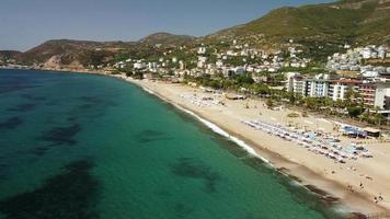 kleopatra strand i alanya, Kalkon. Drönare se kust linje lång strand. sommar, Sol, palmer, sand, hav och alanya slott. video