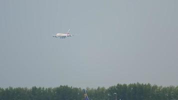 amsterdam, il Olanda luglio 24, 2017 - Emirates airbus 380 a6 eun si avvicina prima atterraggio a pista di decollo 36r aalsmeerbaan. nave aeroporto, amsterdam, Olanda video