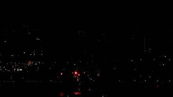 fyrverkerier som blinkar på kvällshimlen. video