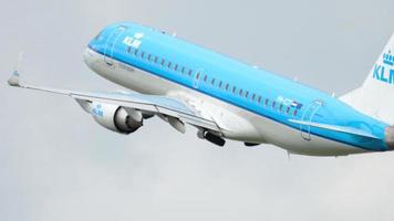 Amsterdam, Niederlande 24. Juli 2017 - klm cityhopper embraer 190 ph ezt Abfahrt auf Startbahn 36l Polderbaan. flughafen shiphol, amsterdam, holland video