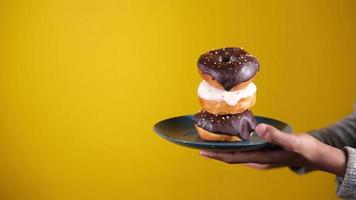 Donuts de chocolate en placa con espacio de copia video