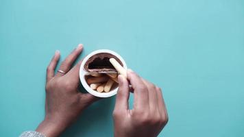 mangiare grissino con crema spalmabile al cioccolato dall'alto verso il basso video