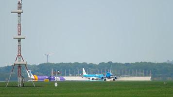 amsterdã, países baixos, 25 de julho de 2017 - klm cityhopper embraer 175 ph exj partida na pista 24 kaagbaan. Aeroporto de Shiphol, Amsterdã, Holanda video